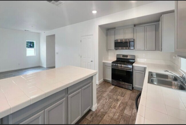 Foto del edificio - 3731 Roseparke Way