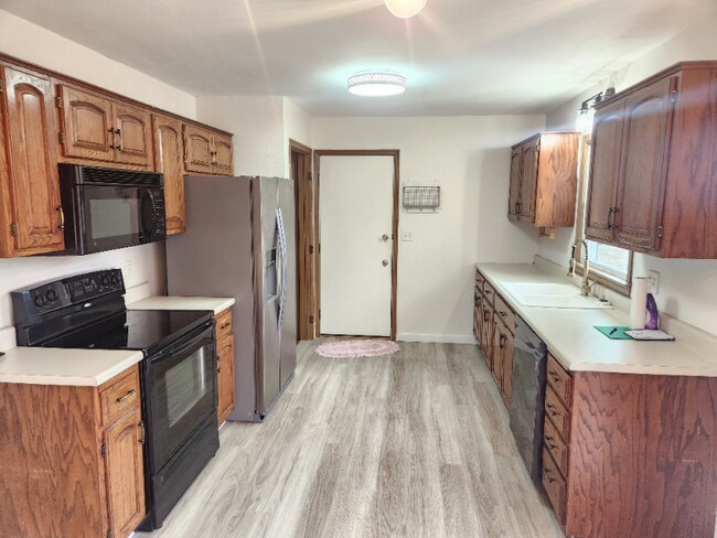 Building Photo - 2105 Sylvan Cir