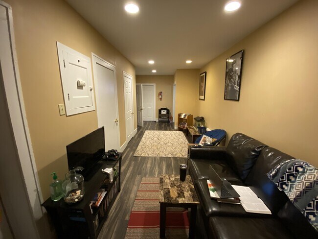 Building Photo - 905 Gompers Ave