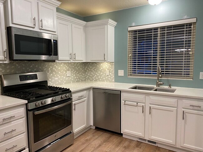 Building Photo - 2011 SW Reunion Cir