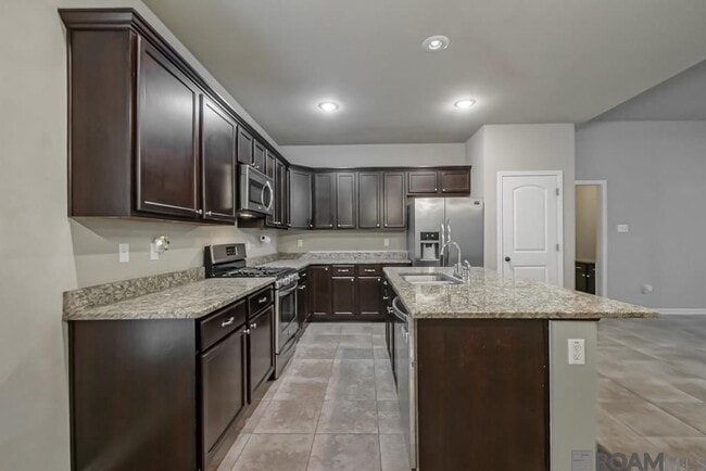 Building Photo - 641 Greenwich Dr