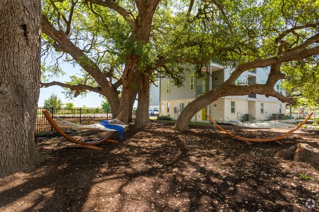 Outdoor Lounge - Trailside Oaks Apartments