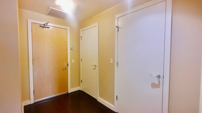 Foto del edificio - **HOLIDAY SPECIAL OWNER WILL PAY MOVE IN/O...