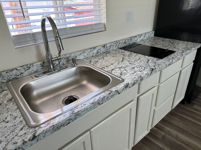 Foto del edificio - 150 Lotus Dr.