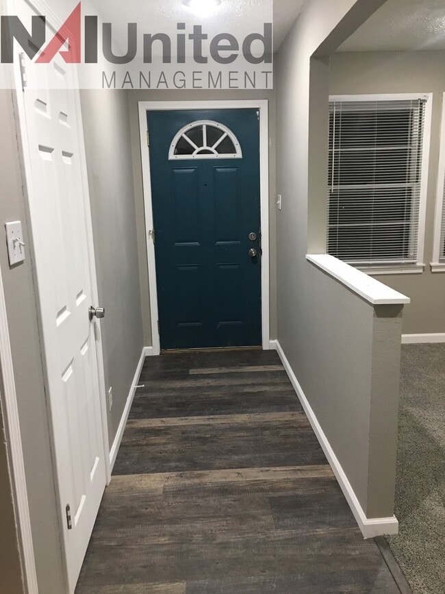 Building Photo - Three bedroom, two bathroom single family ...