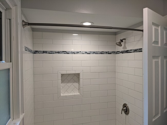 Full bathroom 2nd floor - 2303 Madison St