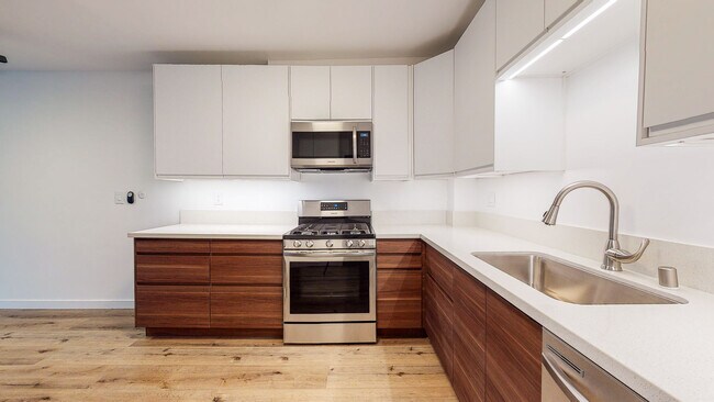 Foto del edificio - 16721 Sherman Way