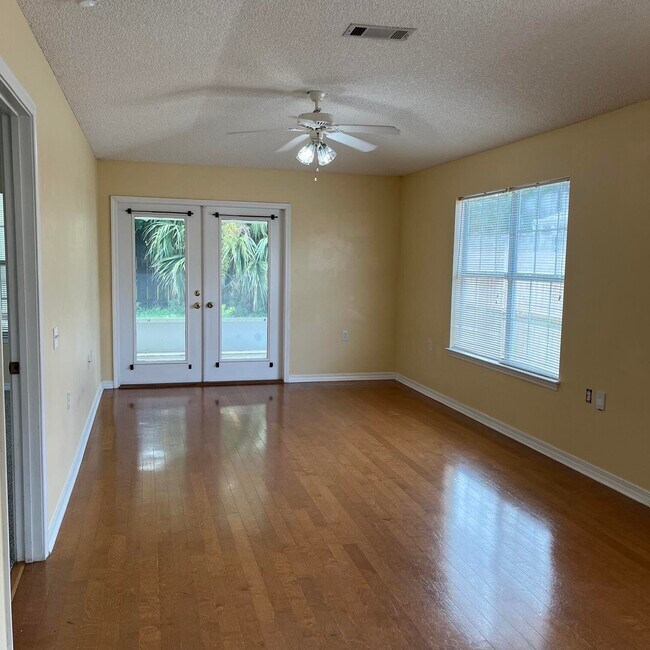 Foto del edificio - 5575 Meadow Creek Pl