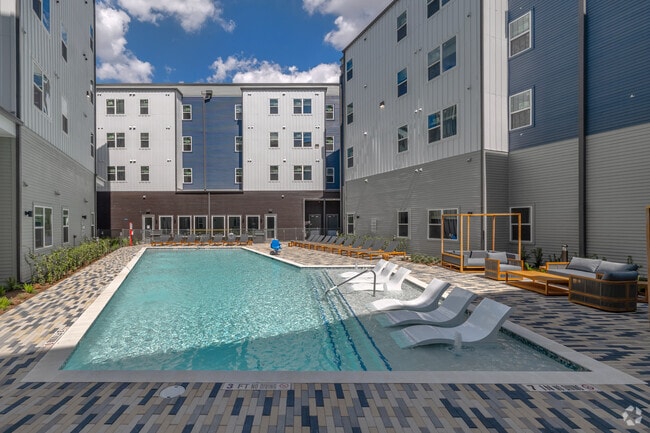 Piscina con solárium - Summit at Renaissance Park