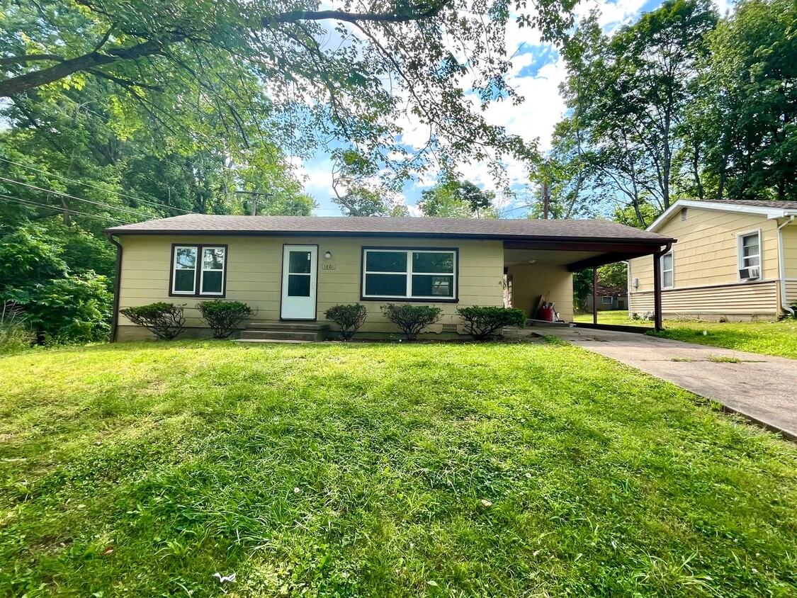 Primary Photo - 2 Bedroom / 1 Bath House located in a Quie...