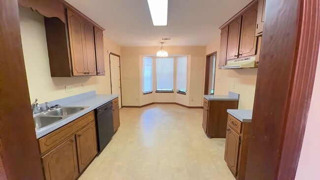 Building Photo - 103 Valley Creek Dr