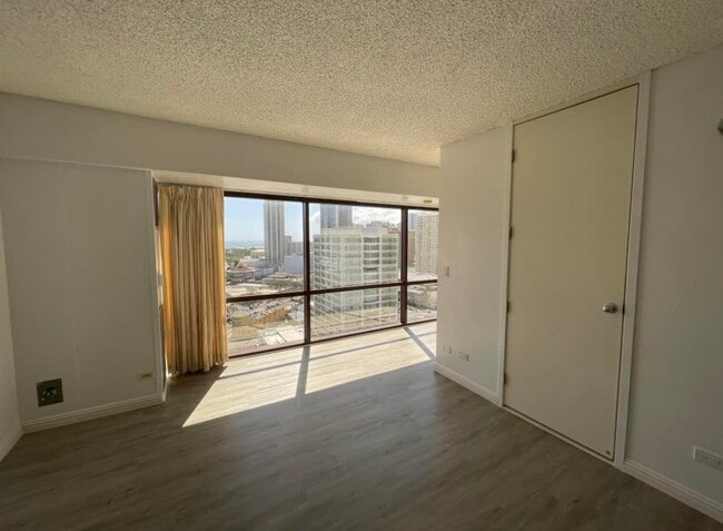 Building Photo - 1750 Kalakaua Ave