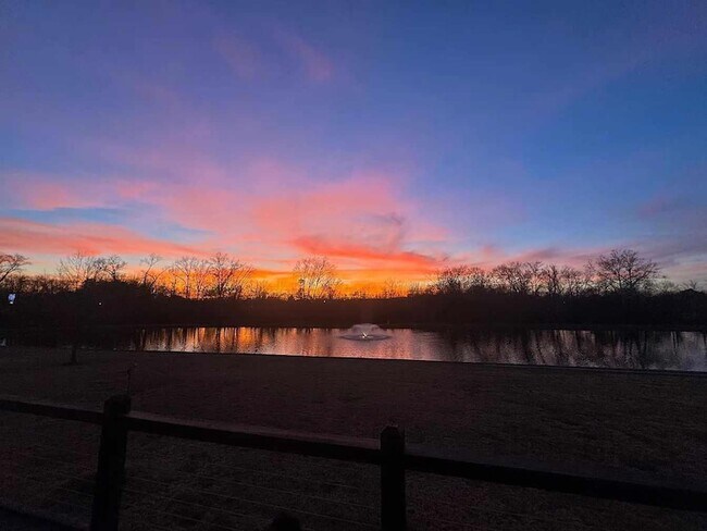 Foto del edificio - 6843 Village Lake Cir