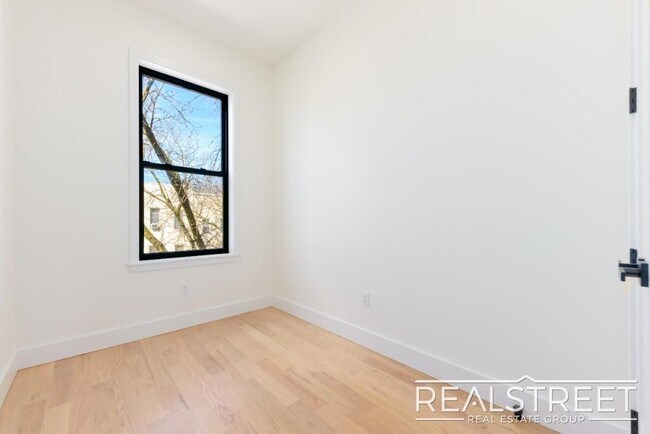 Building Photo - Brand New 4 Bed, 2 Bath with In-Unit Laund...