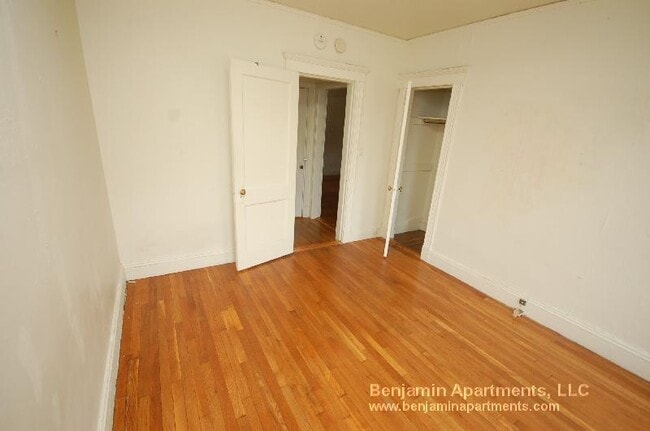 Building Photo - 235 Park Dr