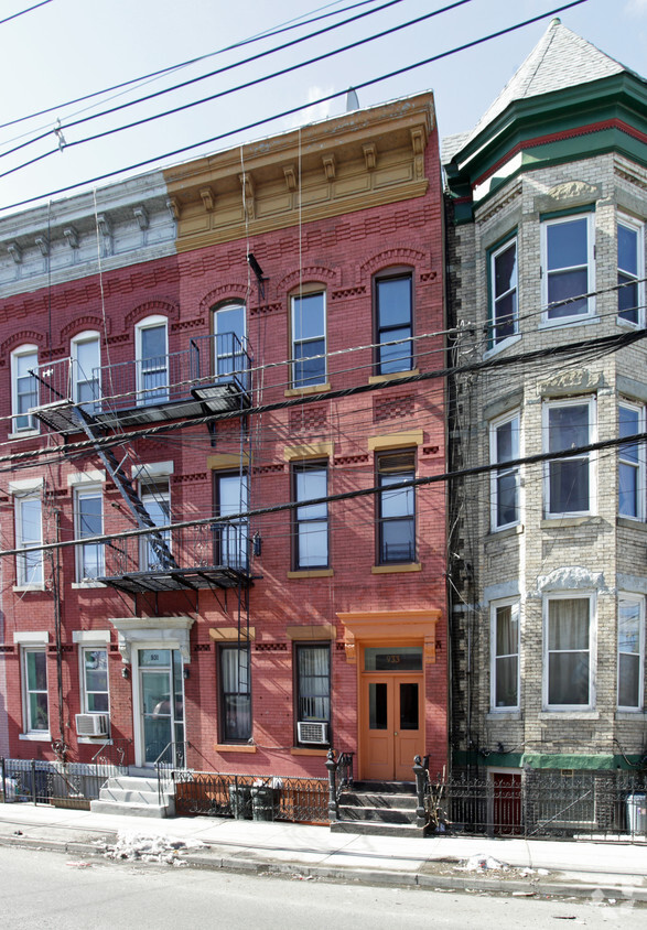 Building Photo - 933 Summit Ave