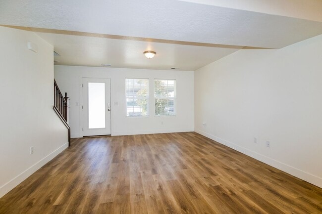 Foto del edificio - Spacious 3 Bed, 2.5 Bath Pet-Friendly Home with Central Air & Carport Parking! - Available NOW!