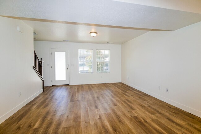 Foto del edificio - Spacious 3 Bed, 2.5 Bath Pet-Friendly Home with Central Air & Carport Parking! - Available on May...