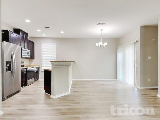 Building Photo - 9914 Hawk Village