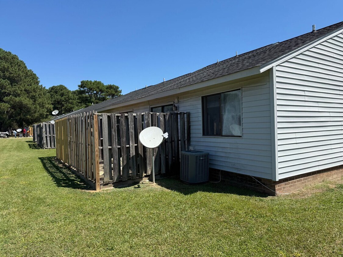 Foto del edificio - 3704-1 Nealshire Drive
