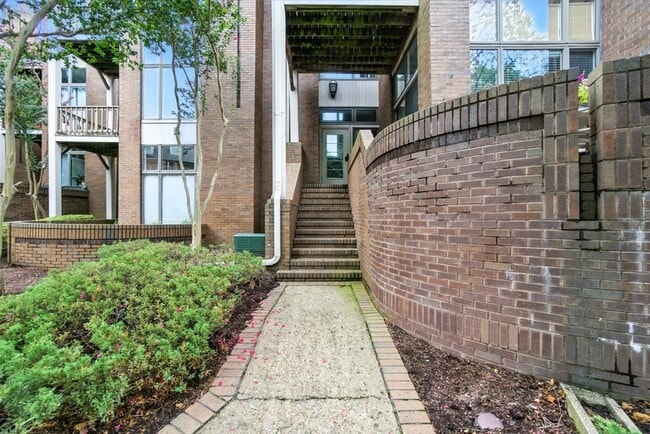 Building Photo - 696 Mowbray Arch