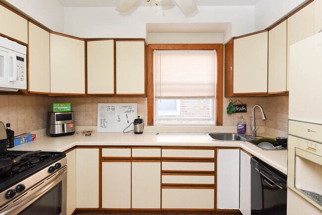 Building Photo - 4254 N Marmora Ave