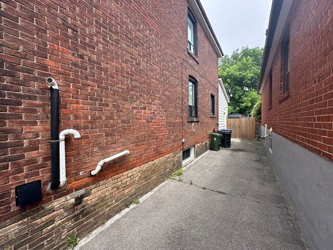 Building Photo - Beautifully Re-Modelled Basement Apartment