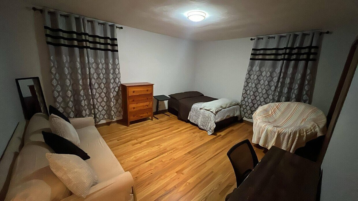 Foto del edificio - 2400 Lynnhurst Dr