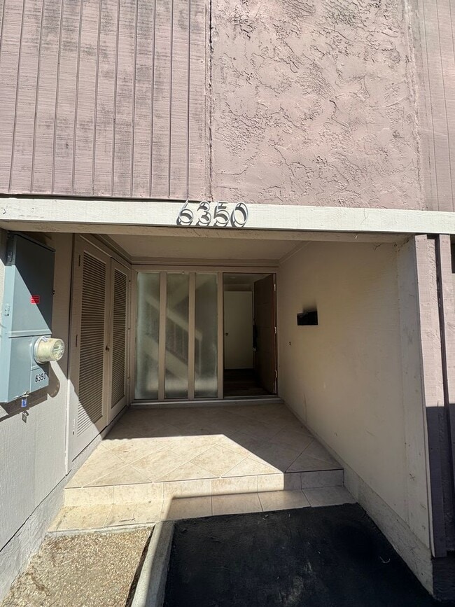 Building Photo - 3 bd/2 ba Townhouse close to USD.