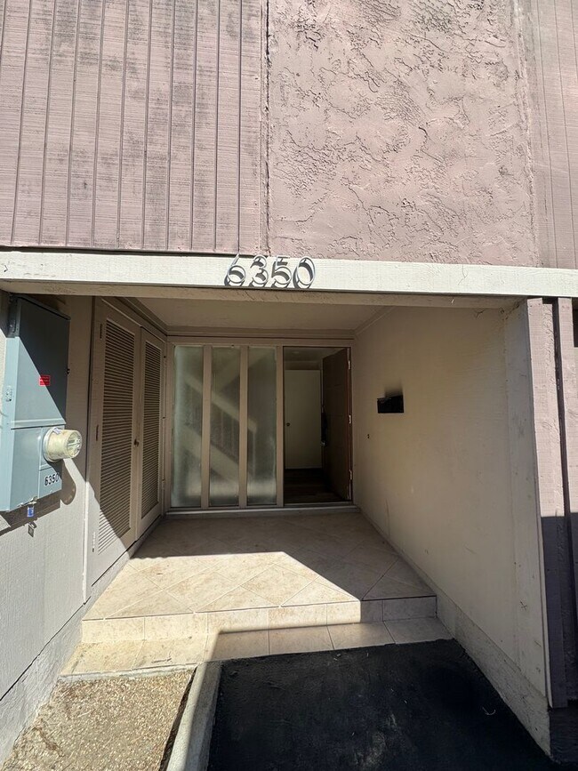 Foto del edificio - 3 bd/2 ba Townhouse close to USD.