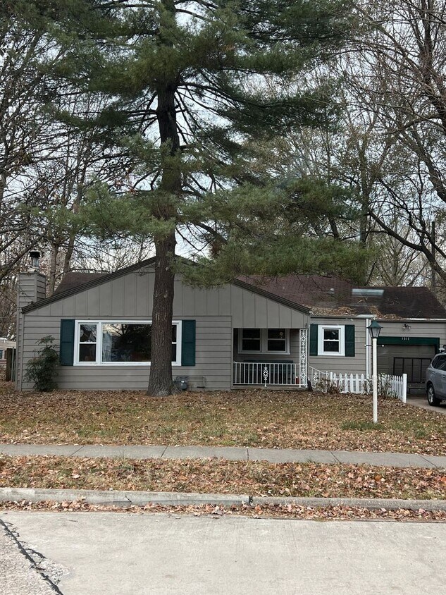 Foto principal - This 1224 square foot single family home h...