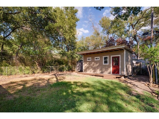 Building Photo - 4009 Crescent Dr