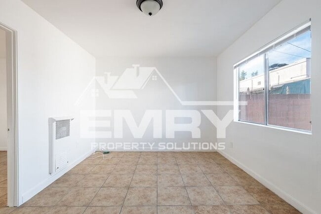 Building Photo - 2 Bedroom 1 Bathroom Rental in Huntington Park CA 90255