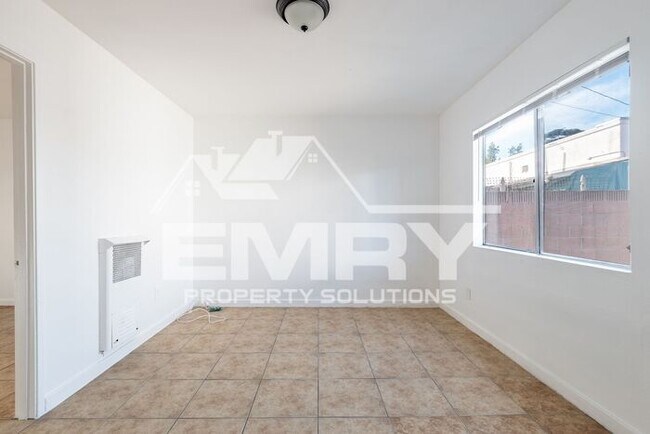 Foto del edificio - 2 Bedroom 1 Bathroom Rental in Huntington Park CA 90255