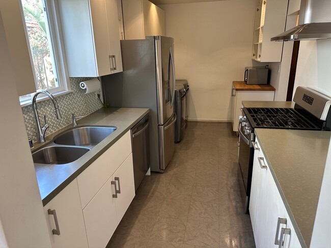 Foto del edificio - 5825 Kester Ave