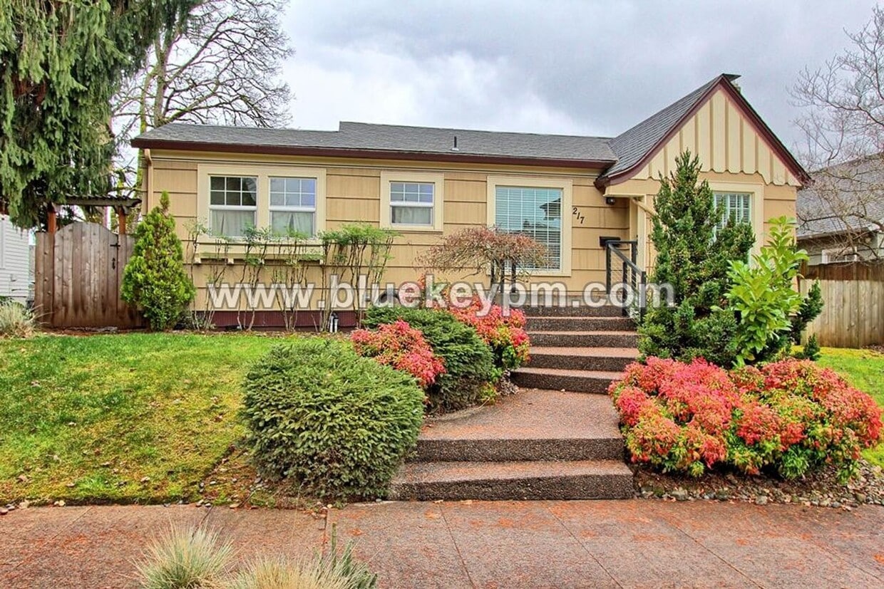 3 Bed, 2 Bath Cottage in Uptown Vancouver with 2 Bedrooms on Main, Home Office and Bonus Room - 3 Bed, 2 Bath Cottage in Uptown Vancouver with 2 Bedrooms on Main, Home Office and Bonus Room