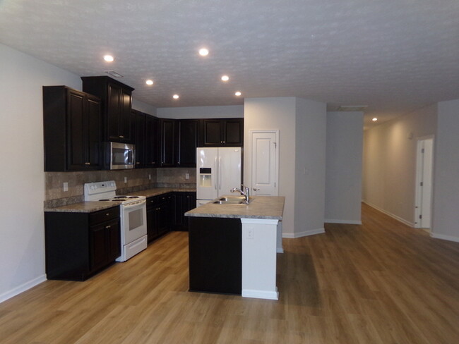 Building Photo - Beautiful Huber Heights 3 Bed 2 Bath Ranch!
