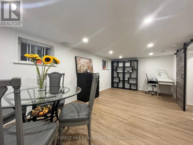 Photo du bâtiment - 960 Briar Hill Ave