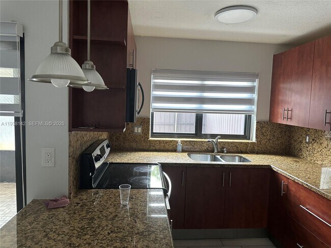 Foto del edificio - 6526 Kendale Lakes Dr