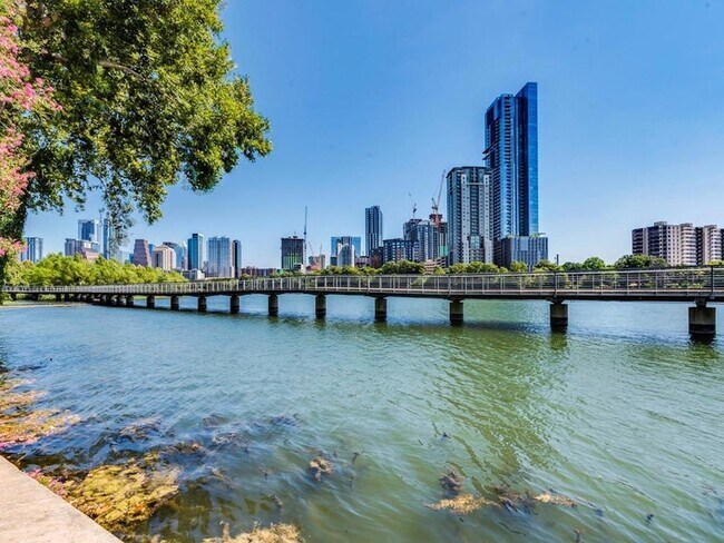 Foto del edificio - 500 E Riverside Dr