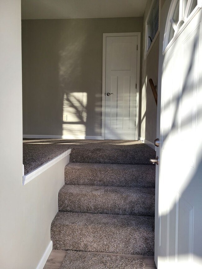Building Photo - 1 Bedroom Triplex Unit