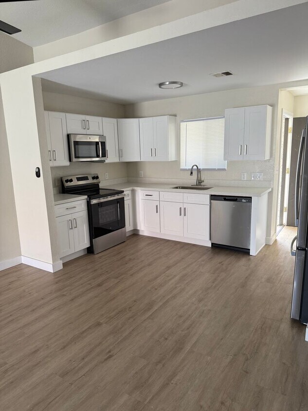 Foto principal - Central Phoenix Townhome Oasis – 2 Bed, 2 ...
