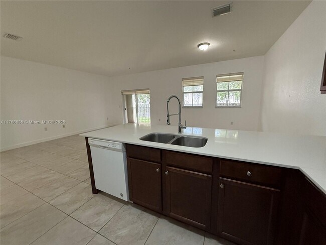 Foto del edificio - 290 NW 109th Ave