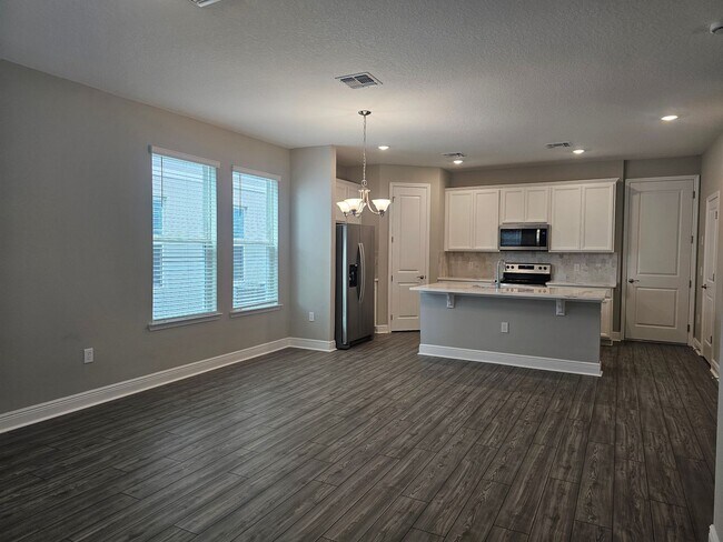 Building Photo - Coming Soon! Beautiful and Spacious 3 bedroom 2 bath Townhome With a Split Floor Plan in Winter G...