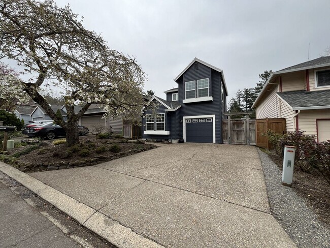 Foto del edificio - Stunning Lake Oswego Home with Outdoor Retreat, Vaulted Ceilings & Walk-In Closet