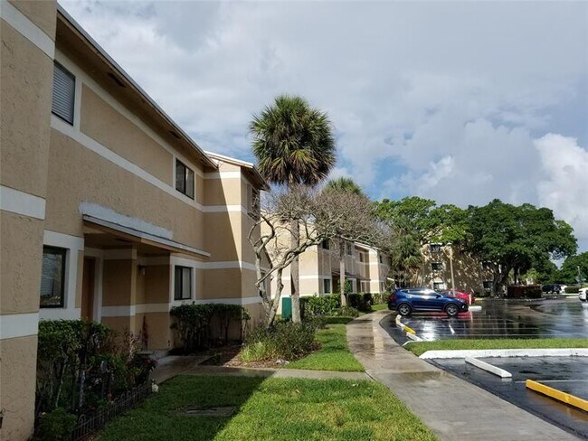 Foto del edificio - 9478 Palm Cir S