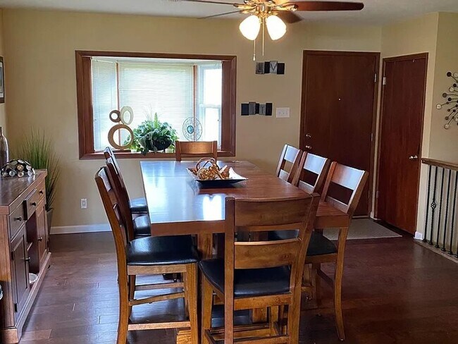 Foto del edificio - Beautiful 4 Bed 2 Bath w/2 Car Garage