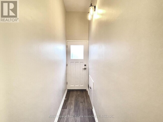 Building Photo - 2081B SNOW CRESCENT