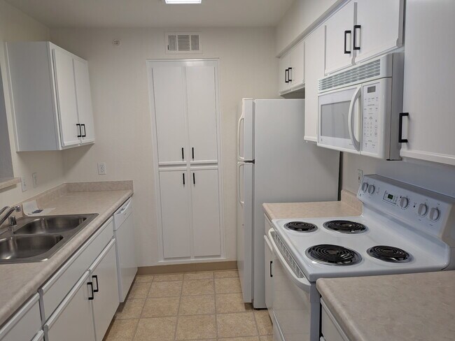 Foto del edificio - 6850 Sharlands Ave