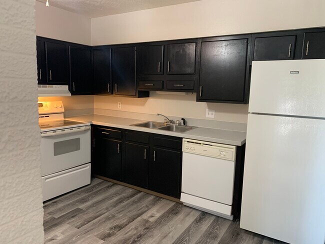 ¡Cocina renovada - 6315 Hickman Rd